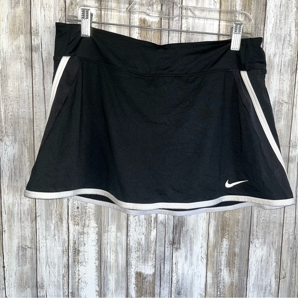 Nike Black & White Straight Tennis Skort - Picture 1 of 5